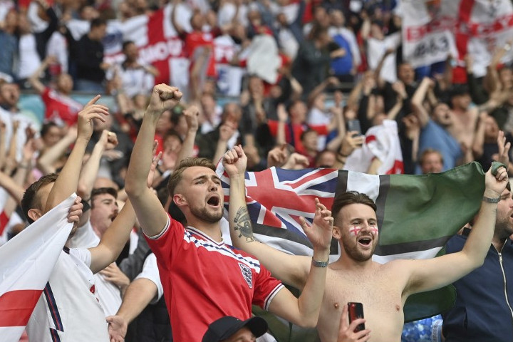 Angol drukkerek a Wembley-ben, a Németország elleni nyolcaddöntőn