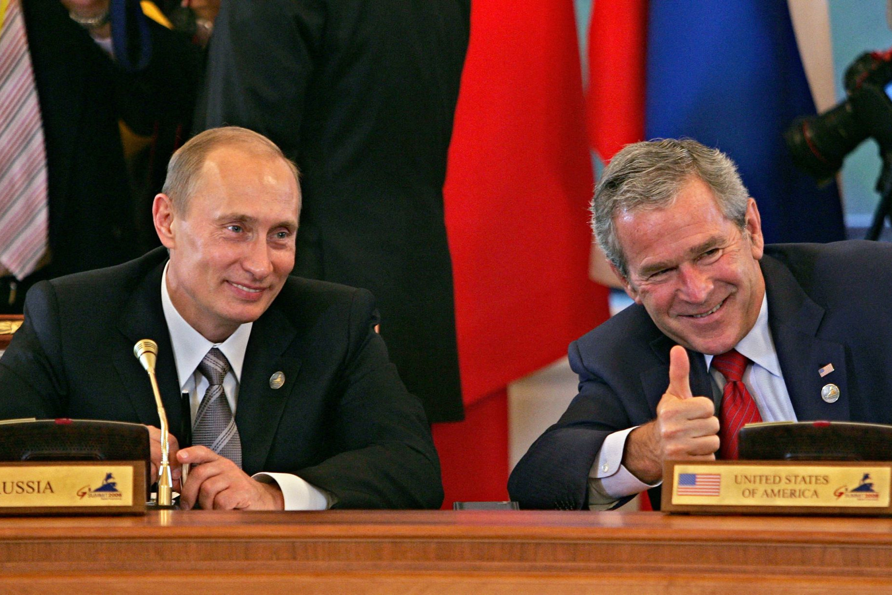 Putyin és George W. Bush 2006-ban: a republikánus elnökkel baráti viszonyba kerültek, több informális találkozót is tartottak