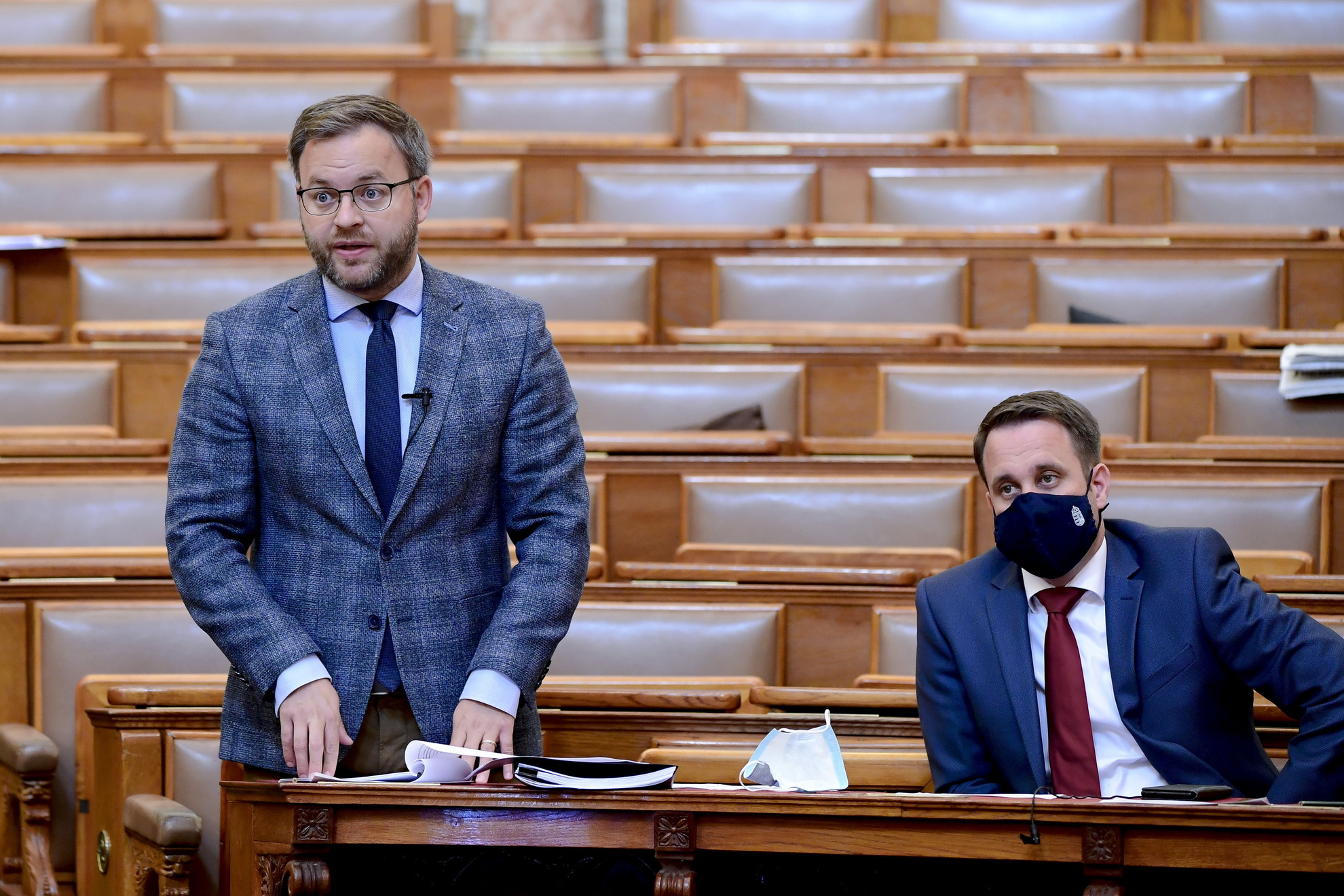 Fotó: MTI/Koszticsák Szilárd Orbán Balázs, a Miniszterelnökség parlamenti államtitkára napirend előtt szólal fel az Országgyűlés plenáris ülésén 2021. június 15-én. Mellette Dömötör Csaba, a Miniszterelnöki Kabinetiroda parlamenti államtitkára