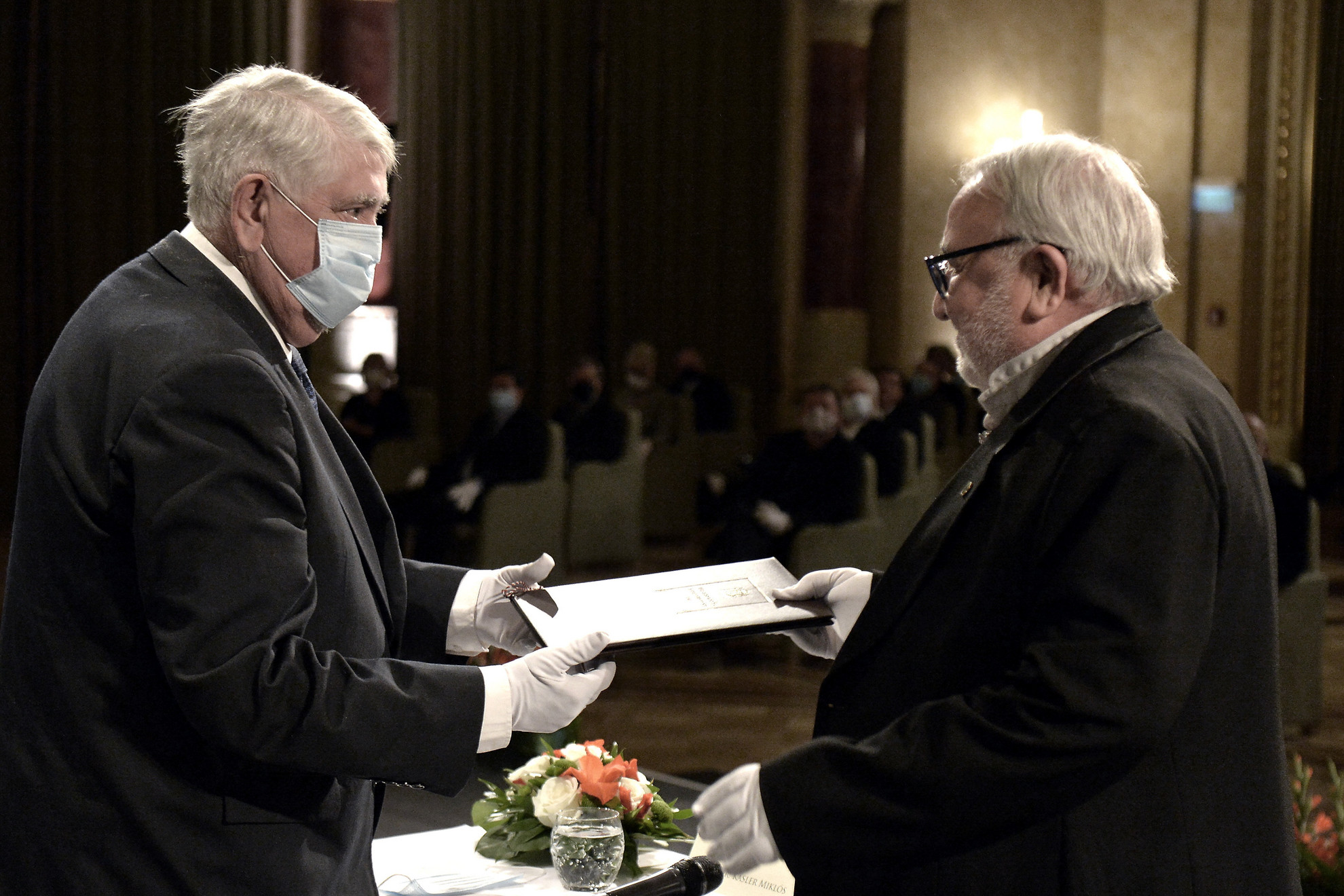 Fotó: MTI/Soós Lajos Kásler Miklós, az emberi erőforrások minisztere (b) átadja Magyarország Kiváló Művésze díjat Mikó István Jászai Mari-díjas színművésznek, rendezőnek a Pesti Vigadóban 2021. június 14-én