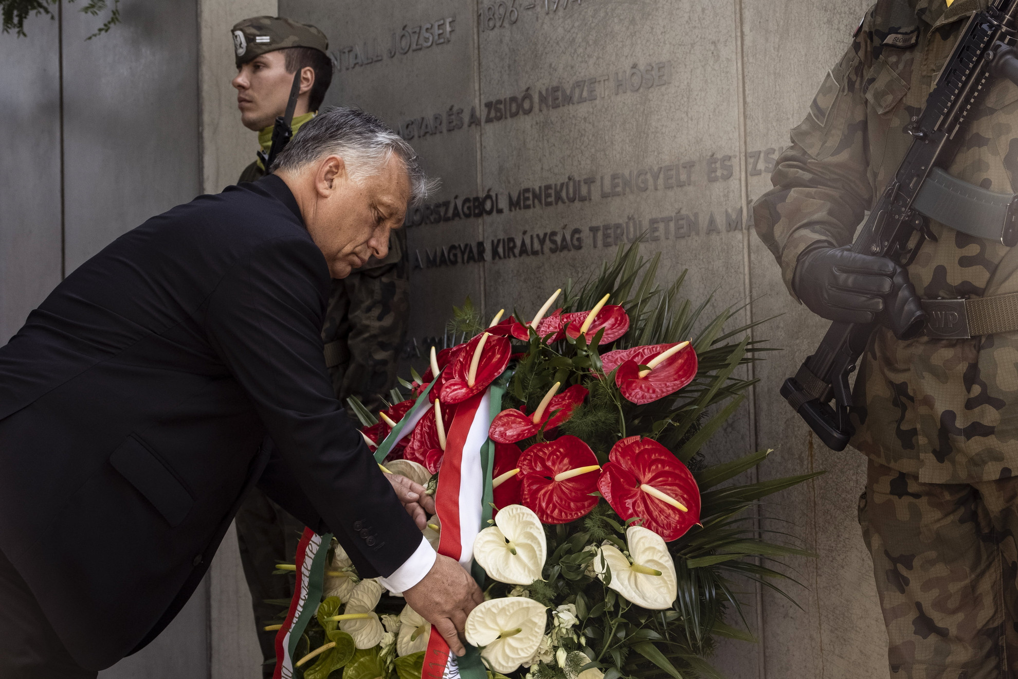 Fotó: MTI/Miniszterelnöki Sajtóiroda Orbán Viktor miniszterelnök koszorút helyez el Henryk Slawik és id. Antall József emlékművénél Katowicében
