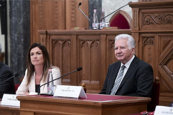 Fotó: MTI/Koszticsák Szilárd Varga Judit igazságügyi miniszter és Jakab István, az Országgyűlés alelnöke a Magyarország és a közép-európai térség az Európai Unióban, az Európai Unió a világban címmel, főiskolai és egyetemi hallgatóknak meghirdetett pályázat ünnepélyes díjkiosztóján az Országház Delegációs termében