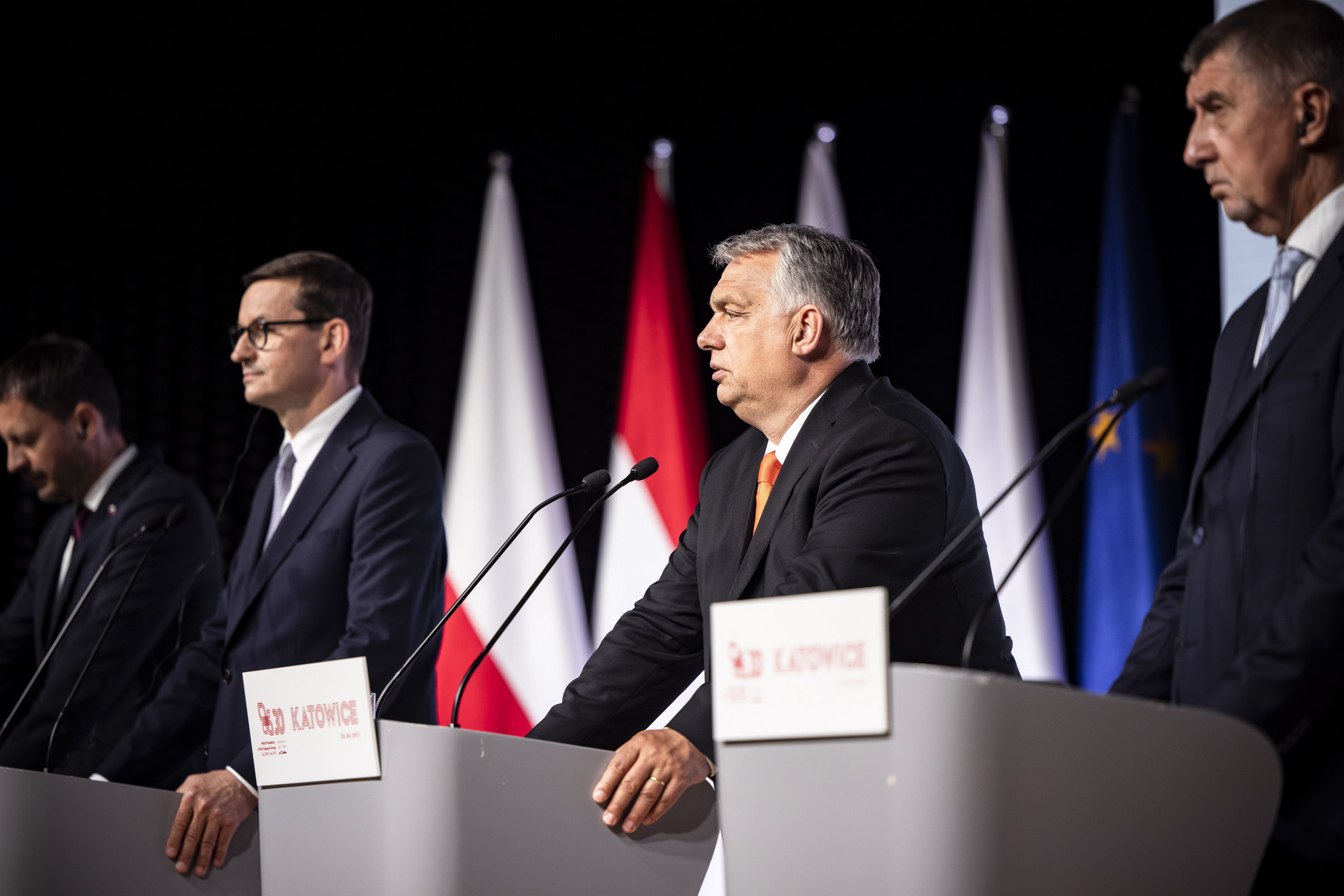 Fotó: MTI/Miniszterelnöki Sajtóiroda A Miniszterelnöki Sajtóiroda által közreadott képen Eduard Heger szlovák, Mateusz Morawiecki lengyel, Orbán Viktor magyar és Andrej Babis cseh miniszterelnök (b-j) a visegrádi csoport (V4) miniszterelnökeinek csúcsértekezletén tartott sajtótájékoztatón Katowicében