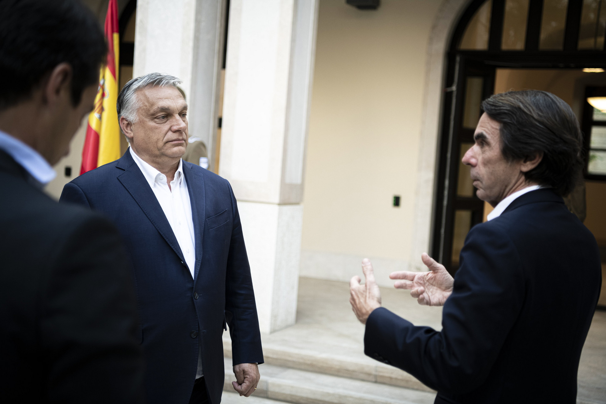 A Miniszterelnöki Sajtóiroda által közreadott képen Orbán Viktor kormányfő, a Fidesz elnöke (b) fogadja José María Aznar korábbi spanyol miniszterelnököt a Karmelita kolostornál