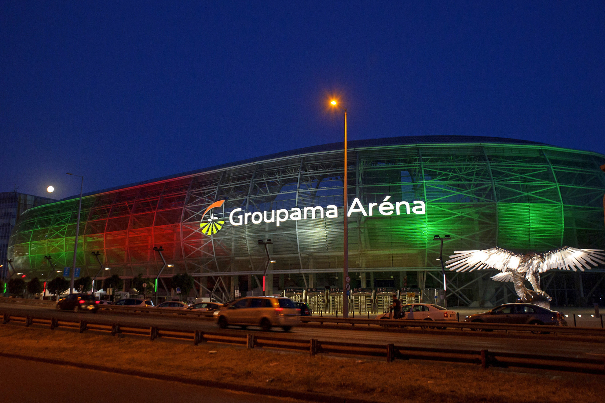 Fotó: MTI/Lakatos Péter A Groupama Aréna piros-fehér zöldben (Kattintással lapozhatók a galéria képei)