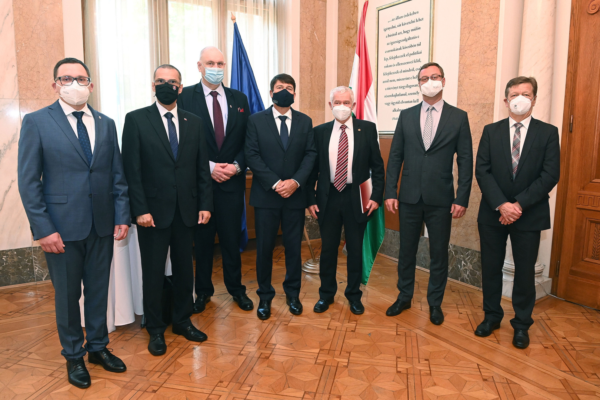 Fotó: MTI/Bruzák Noémi Áder János köztársasági elnök (k) és Polt Péter legfőbb ügyész (j3), valamint Ladislav Hamran, az Eurojust elnöke (b), Maros Zilinka szlovák legfőbb ügyész (b2), Bogdan Swieczkowski lengyel legfőbb ügyész (b3), Pavel Zeman cseh legfőbb ügyész (j2) és Franz Plöchl osztrák legfőbb ügyész (j) a magyar ügyészi szervezet fennállásának, az első ügyészi törvénynek a 150. évfordulója alkalmából rendezett budapesti nemzetközi konferencián