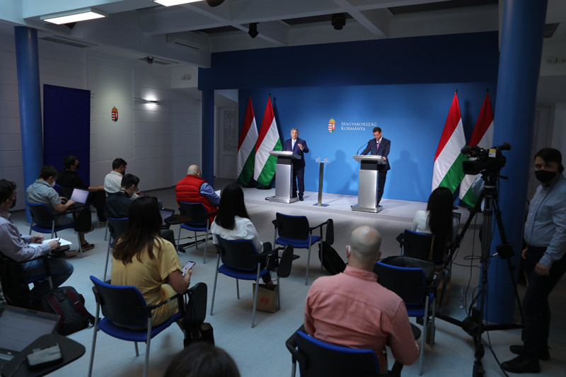 Orbán Viktor és Gulyás Gergely a kormányinfón 2021. június 10-én