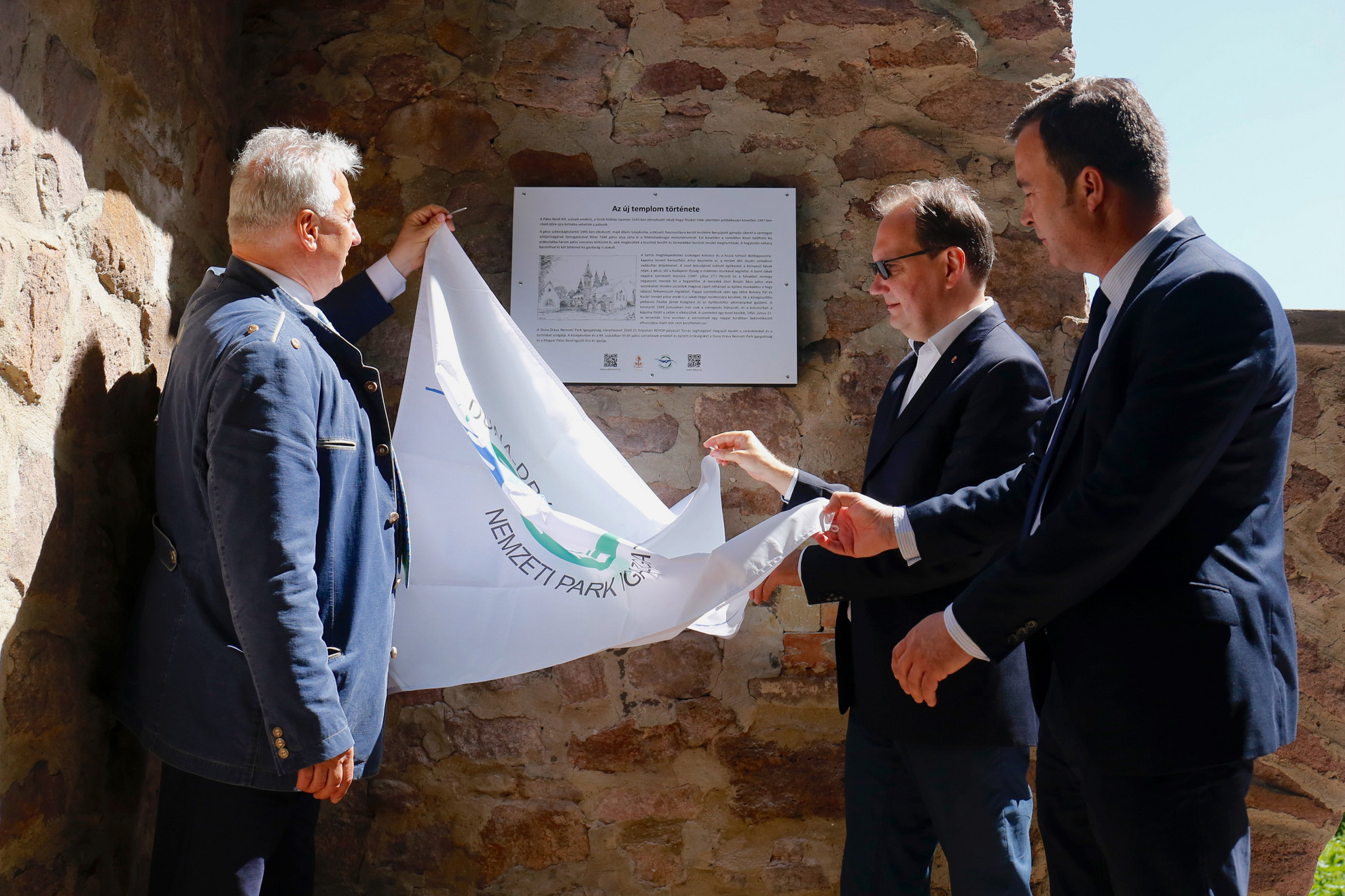 Fotó: MTI/Varga György Semjén Zsolt miniszterelnök-helyettes, Hoppál Péter, a Fidesz országgyűlési képviselője és Rácz András, az Agrárminisztérium környezetügyért felelős államtitkára (b-j) leleplezi az emléktáblát a közelmúltban felújított Új templom turistapihenő átadásán a mecseki Jakab-hegyen