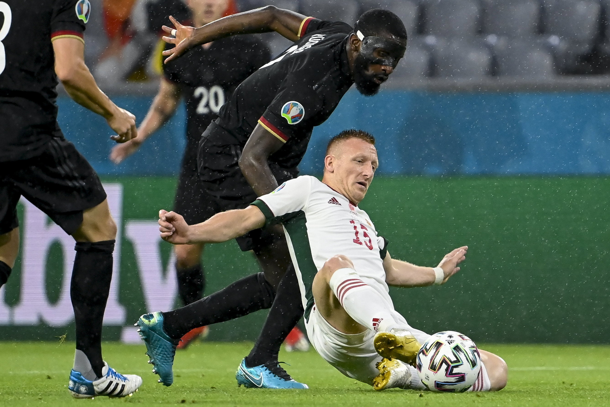 Fotó: MTI/Kovács Tamás Kleinheisler csúszik a labdáért, a háttérből a német Rüdiger figyeli. A magyar középpályás ezúttal is rengeteget dolgozott a mezőnyben
