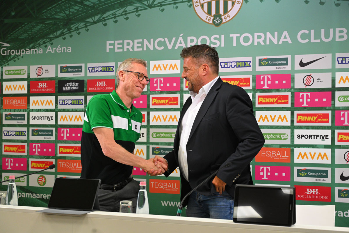 Peter Stöger, a Ferencvárosi TC labdarúgócsapatának új vezetőedzője (b) és Orosz Pál, az FTC Labdarúgó Zrt. vezérigazgatója kezet fog az osztrák szakember bemutatkozó sajtótájékoztatóján a Groupama Arénában 2021. június 9-én