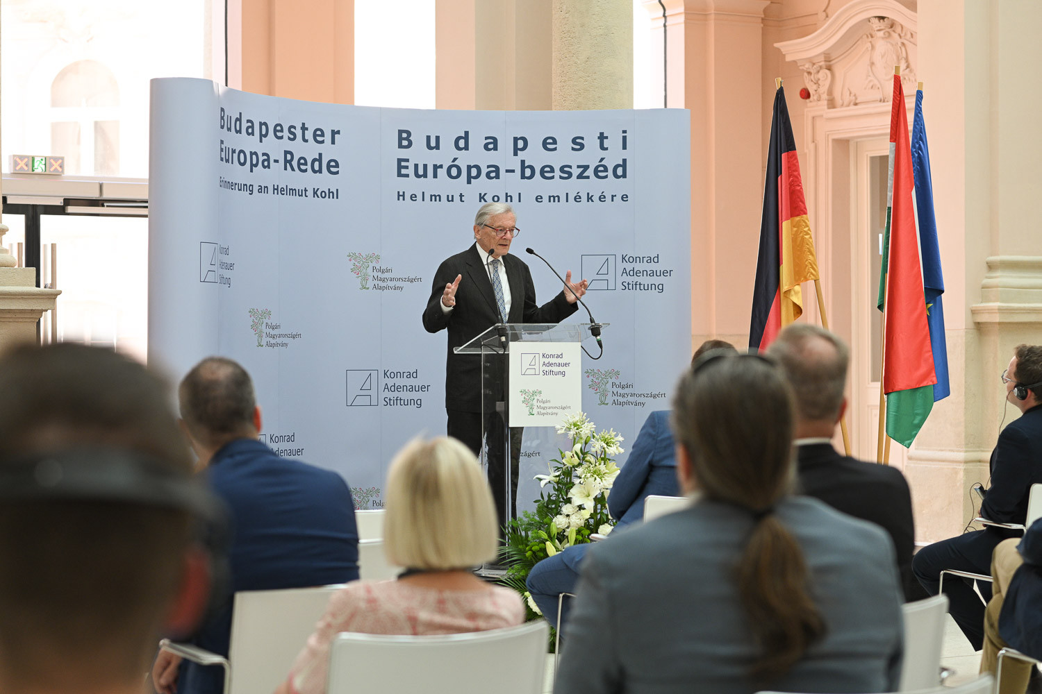 Fotó: MH/Katona László Wolfgang Schüssel beszédet mond Helmut Kohl halálának negyedik évfordulóján Budapesten, a Károlyi-Csekonics Palotában