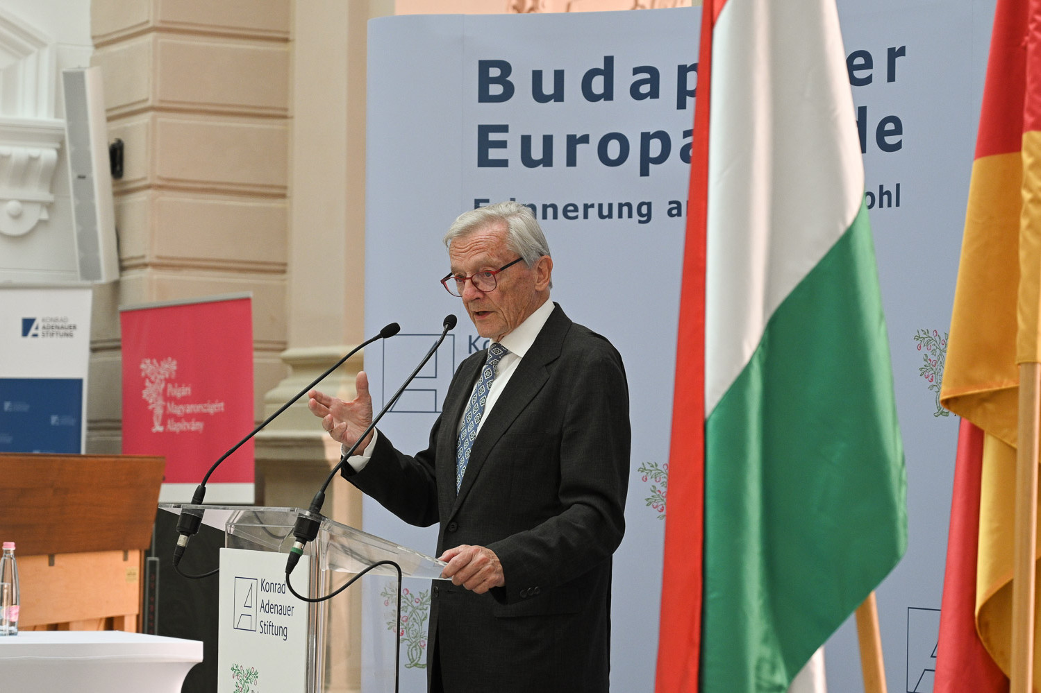 Wolfgang Schüssel beszédet mond Helmut Kohl halálának negyedik évfordulóján Budapesten, a Károlyi-Csekonics Palotában