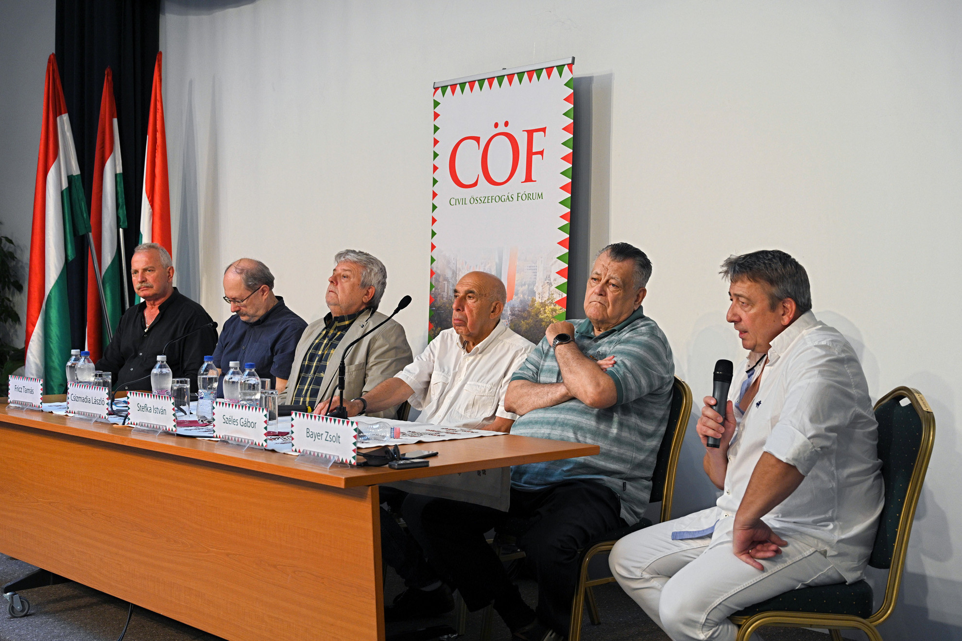 Bencsik András publicista (b), Fricz Tamás politológus, Csizmadia László, a CÖKA kuratóriumának elnöke, Stefka István, a PestiSrácok lapigazgatója, Széles Gábor nagyvállalkozó és Bayer Zsolt publicista a Civil Összefogás Fórum (CÖF) - Civil Összefogás Közhasznú Alapítvány (CÖKA) sajtótájékoztatóján Budapesten