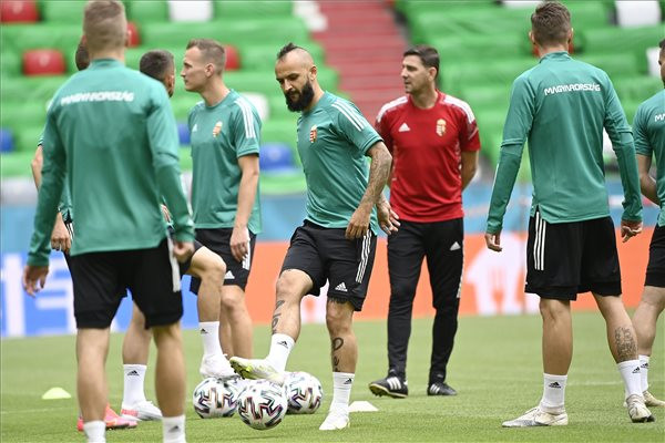 Fotó: MTI/Kovács Tamás Cseri Tamás (k) a magyar labdarúgó-válogatott edzésén a müncheni Allianz Arénában