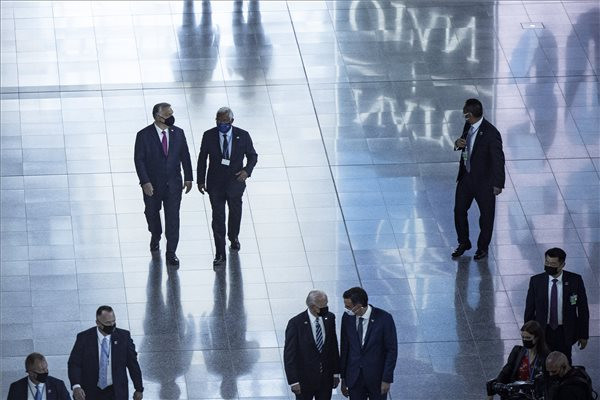Fotó: Miniszterelnöki Sajtóiroda/Fis Orbán Viktor miniszterelnök (b, hátul) és Antonio Costa portugál miniszterelnök (j, hátul) a NATO-tagországok állam-, illetve kormányfőinek találkozóján Brüsszelben. Elöl, középen Joe Biden amerikai elnök
