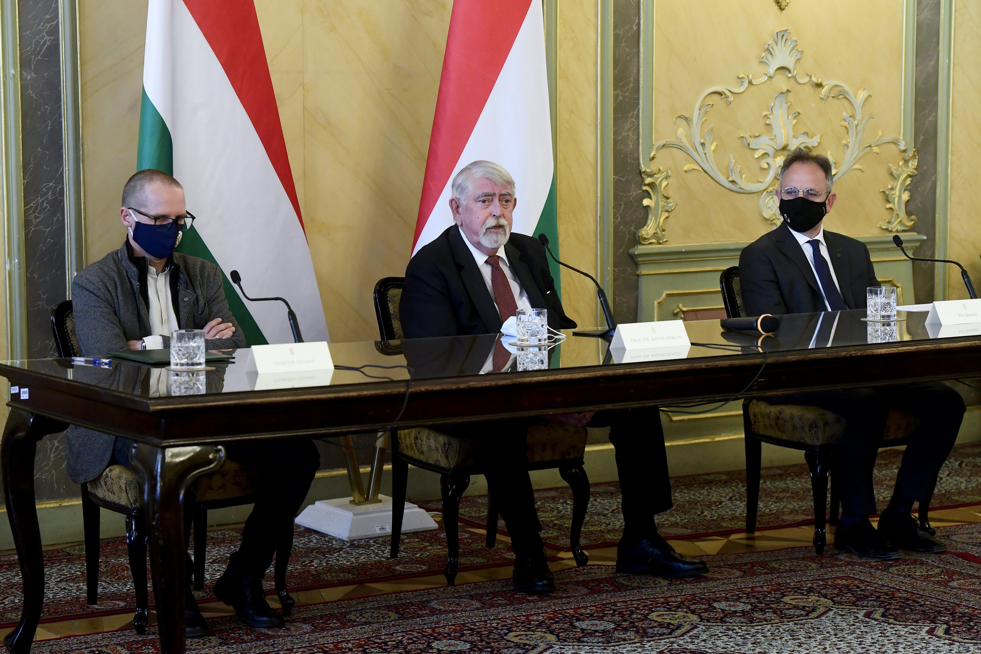 Fotó: MTI/Koszticsák Szilárd Kásler Miklós, az emberi erőforrások minisztere (k), Demeter Szilárd, a Petőfi Irodalmi Múzeum főigazgatója (b) és Bús Balázs, a Nemzeti Kulturális Alap alelnöke a Petőfi Sándor-emlékévről tartott sajtótájékoztatón az Emberi Erőforrások Minisztériumának Tükörtermében