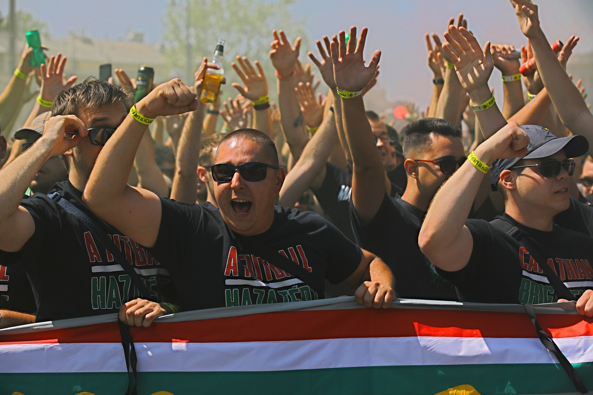 Több ezer szurkoló kiáltja együtt az úton: Hajrá magyarok!