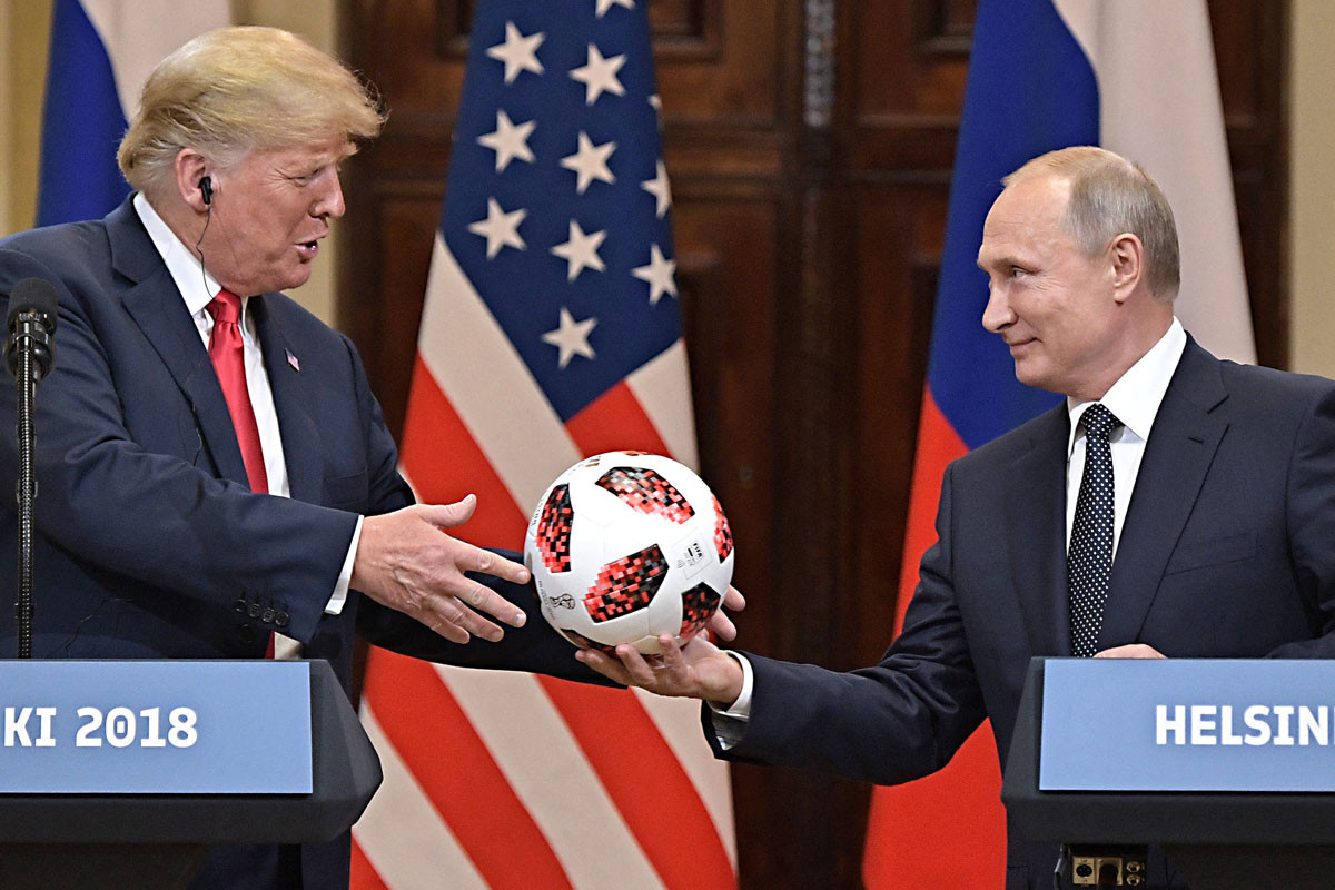 Donald Trump 2018 nyarán a labrarúgó-vb hivatalos labdáját kapta ajándékba Putyintól első találkozójukon