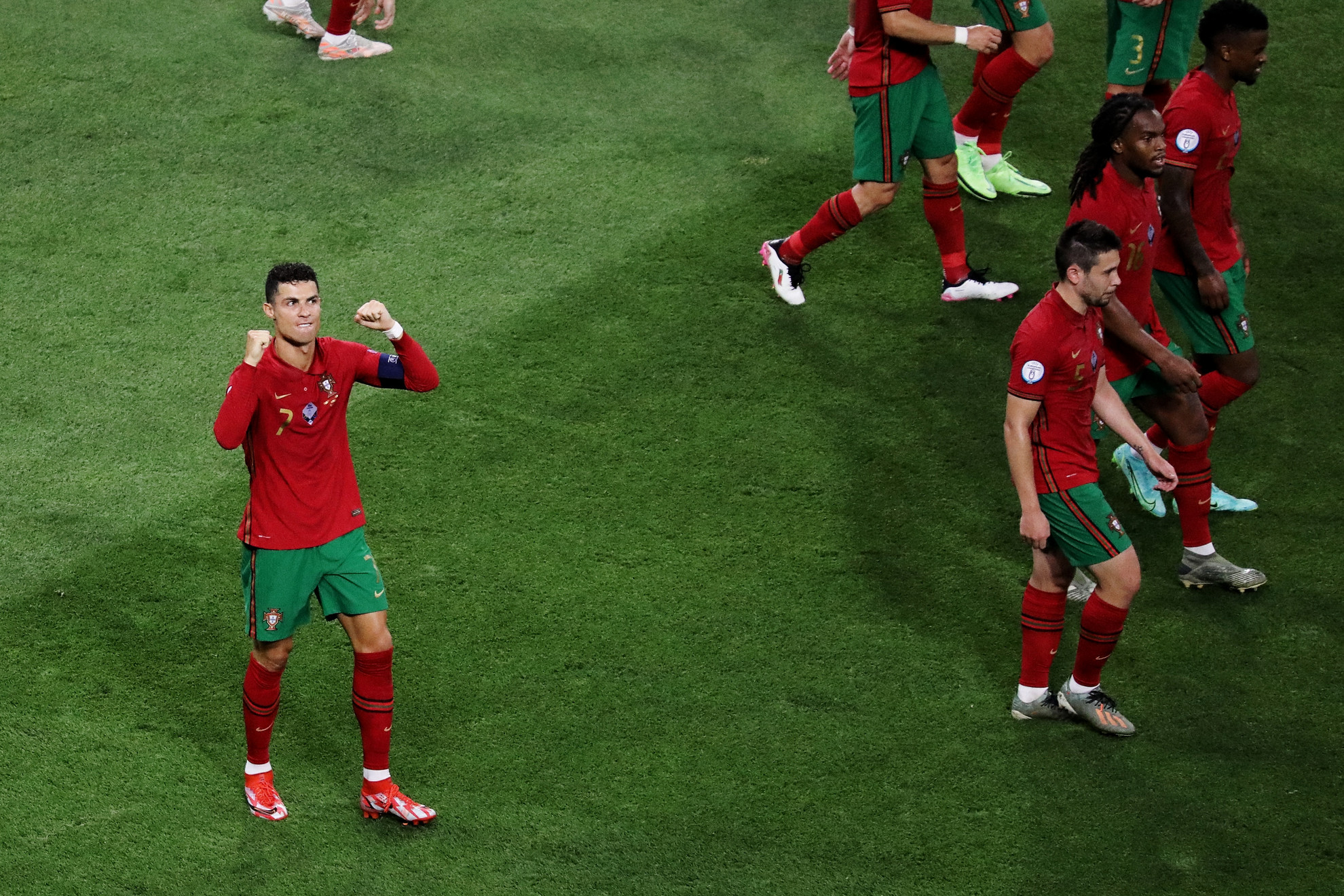 Fotó: MH/Hegedüs Róbert Ronaldo (balra) joggal örülhet: duplájával utolérte az irániak legendáját, a legtöbb válogatottban szerzett gól csúcsát tartó Ali Daeit