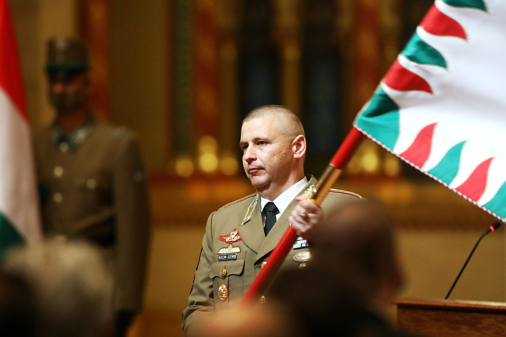 Fotó: MH/Papajcsik Péter Ruszin-Szendi Romulusz, az újonnan kinevezett parancsnok a Magyar Honvédség csapatzászlajával
