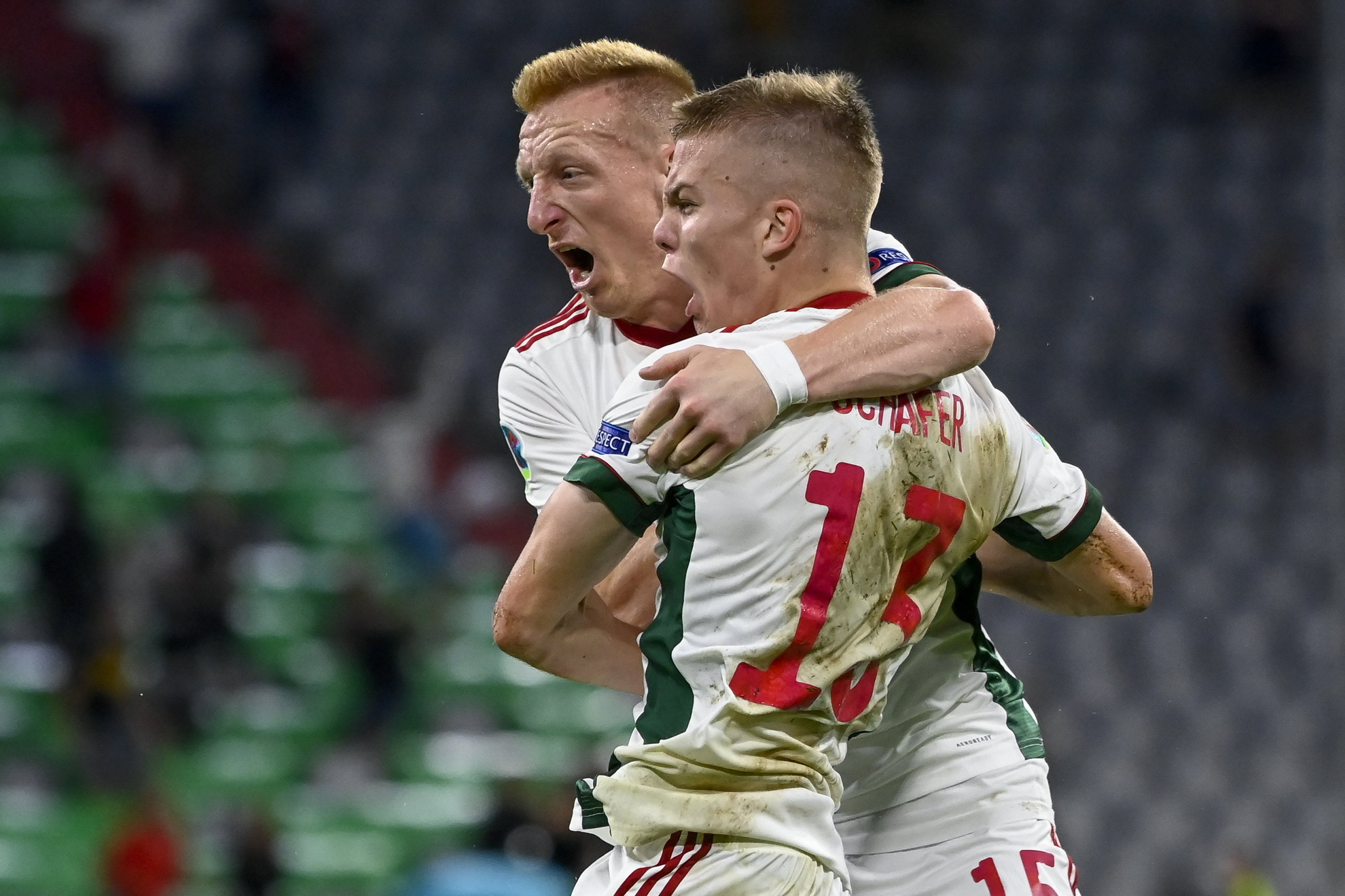 Kleinheisler (balra) köszönti a második magyar gólt szerző Schäfert