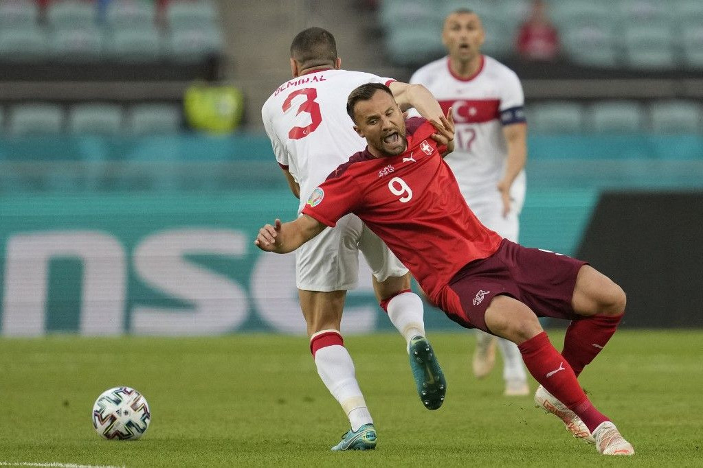 Fotó: AFP/Darko Vojinovic A gólszerző Haris Seferovic küzd a török védővel, Merih Demirallal