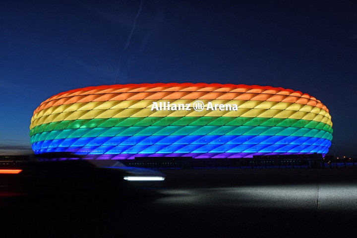 Fotó: AFP/DPA/Tobias Hase Az UEFA nem engedi a müncheni stadion szivárványszínű díszkivilágítását