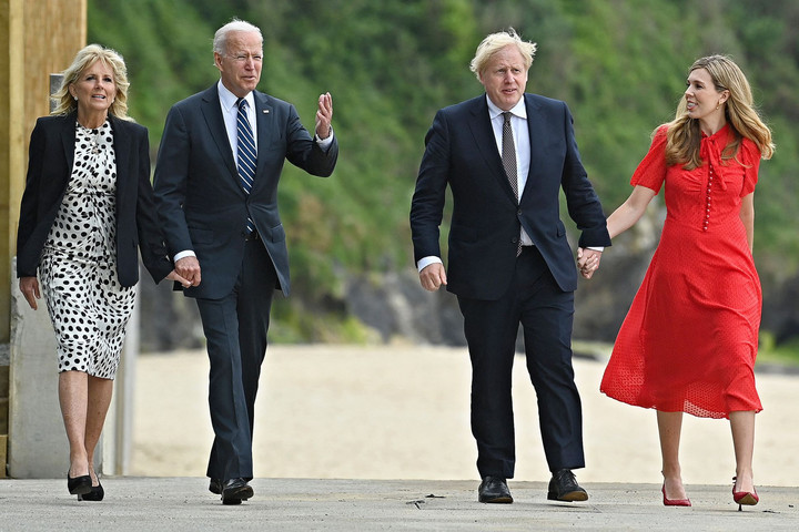 Fotó: AFP/Toby Melville Kettős nyomás nehezedik Boris Johnsonra