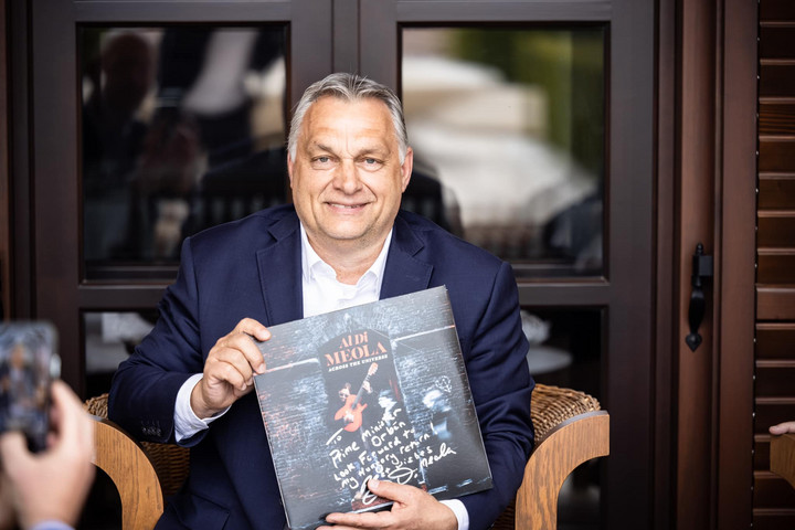 Fotó: Facebook/Orbán Viktor Orbán Viktor hanglemezt kapott