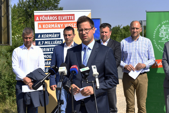 Fotó: MTI/Máthé Zoltán Gulyás Gergely: A kormány 8,7 milliárd forintot biztosít a fővárosi utak felújítására
