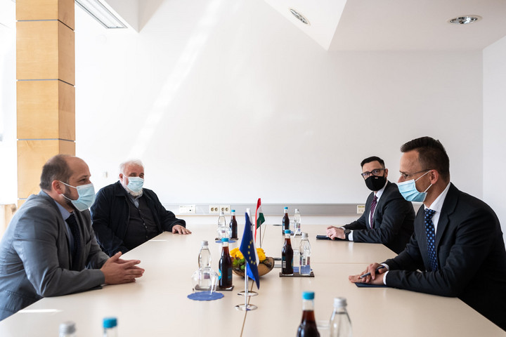 Fotó: Facebook/Szijjártó Péter Magyarország háromszázezer adag AstraZeneca-vakcinát adott kölcsön Szlovéniának