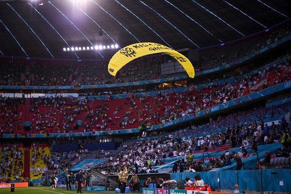 Kis híján tragédiát okozott egy Greenpeace-aktivista a müncheni stadionnál