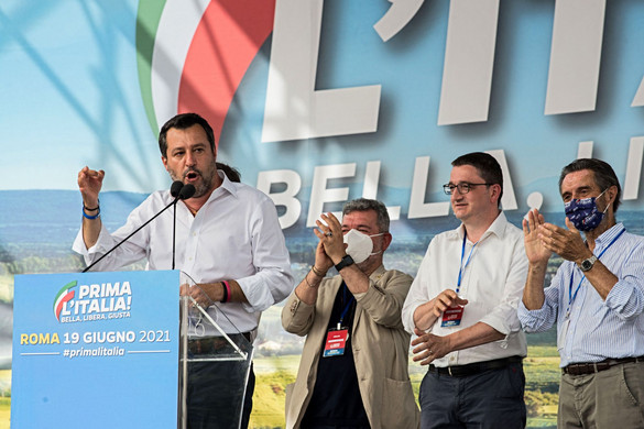 Első Olaszország jelszóval tüntetett Salvini