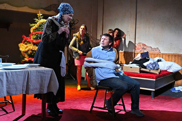 Hét nő és egy férfi az Újszínház színpadán