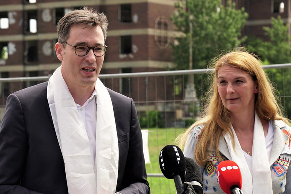 A baloldal folytatja a showműsort
