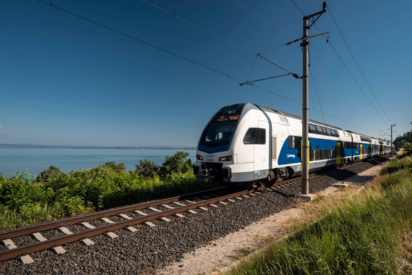 Emeletes motorvonat közlekedik a Balatonnál
