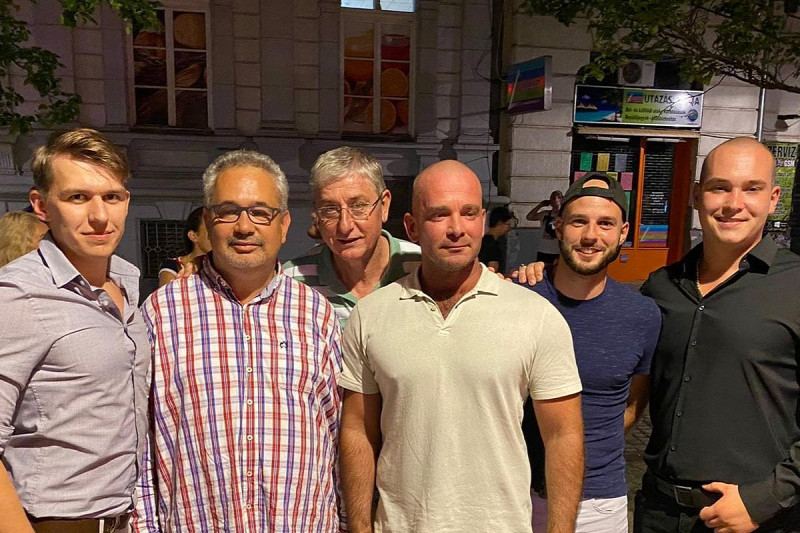 Fotó: Facebook/Arató Gergely A baloldali politikus az általa közreadott fényképen Mustó Géza Zoltán, a városrész alpolgármestere, a DK budapesti alelnöke, három támogatója társaságában pózol, és a háttérben felbukkan Gyurcsány Ferenc pártelnök is