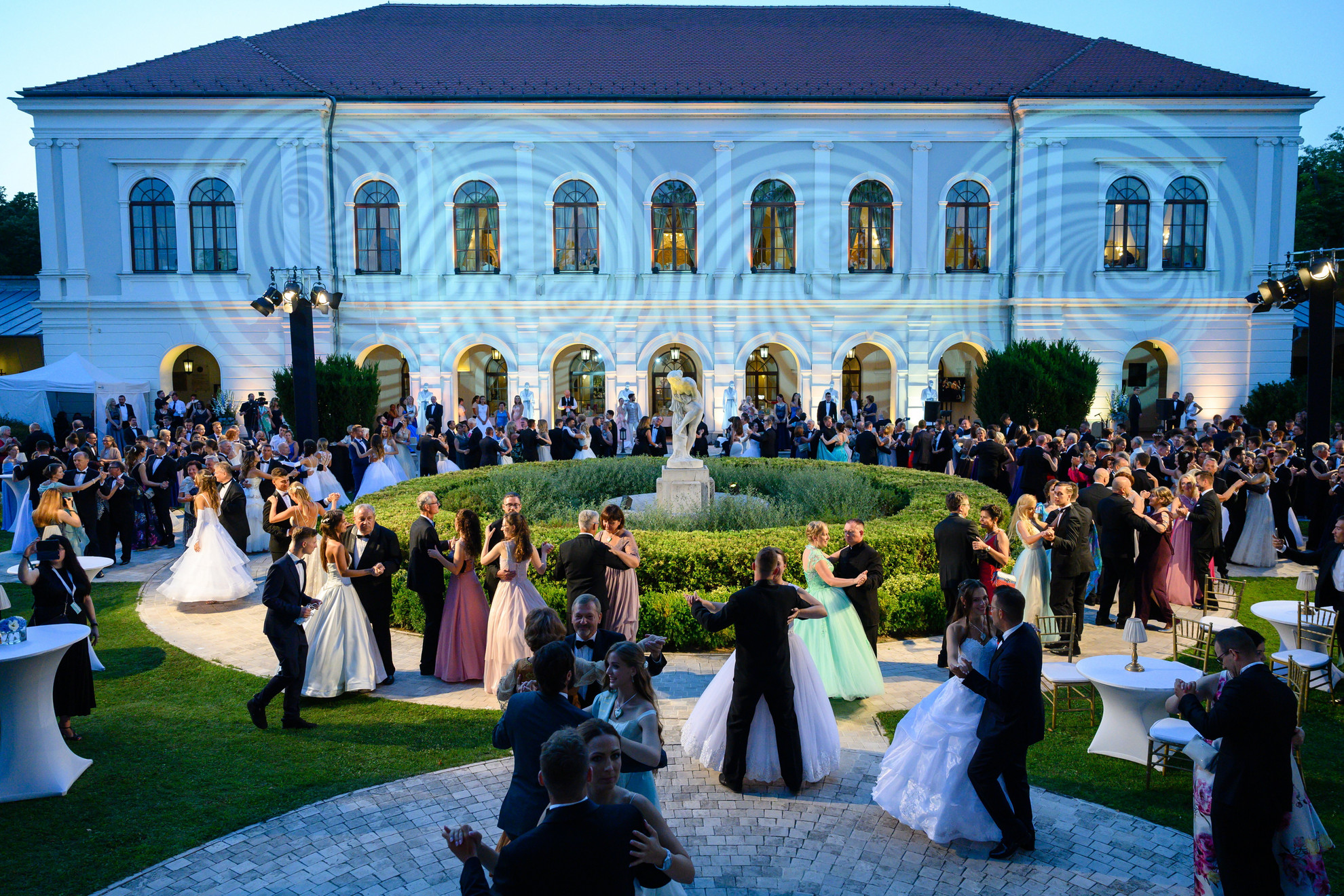 Fotó: MTI/Vasvári Tamás A 196. Anna-bál vendégei táncolnak a balatonfüredi Anna Grand Hotel parkjában