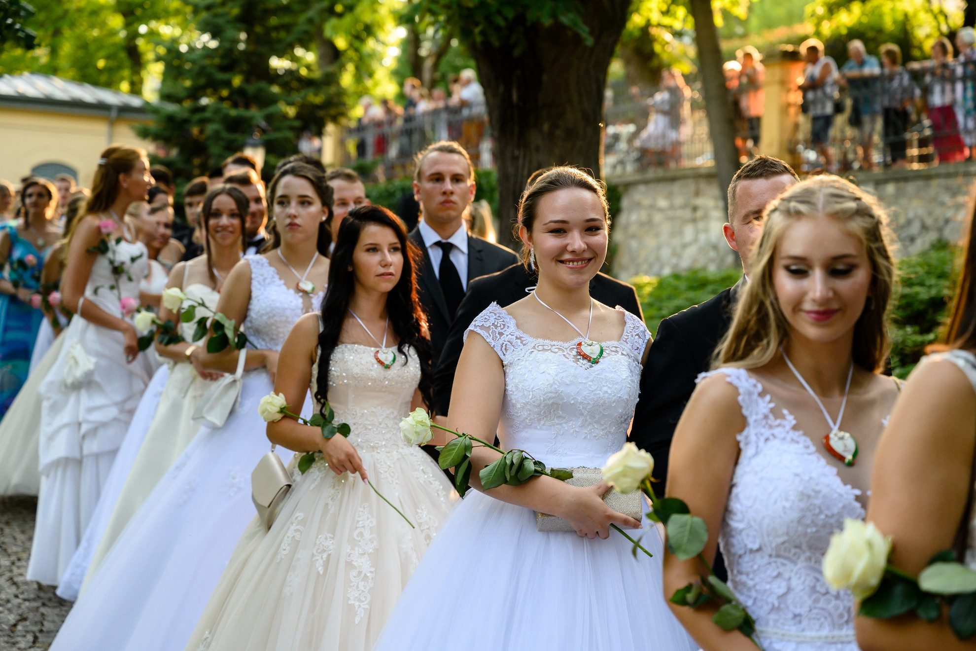 Fotó: MTI/Vasvári Tamás A 196. Anna-bál bálozói a balatonfüredi Vaszary Villa kertjében