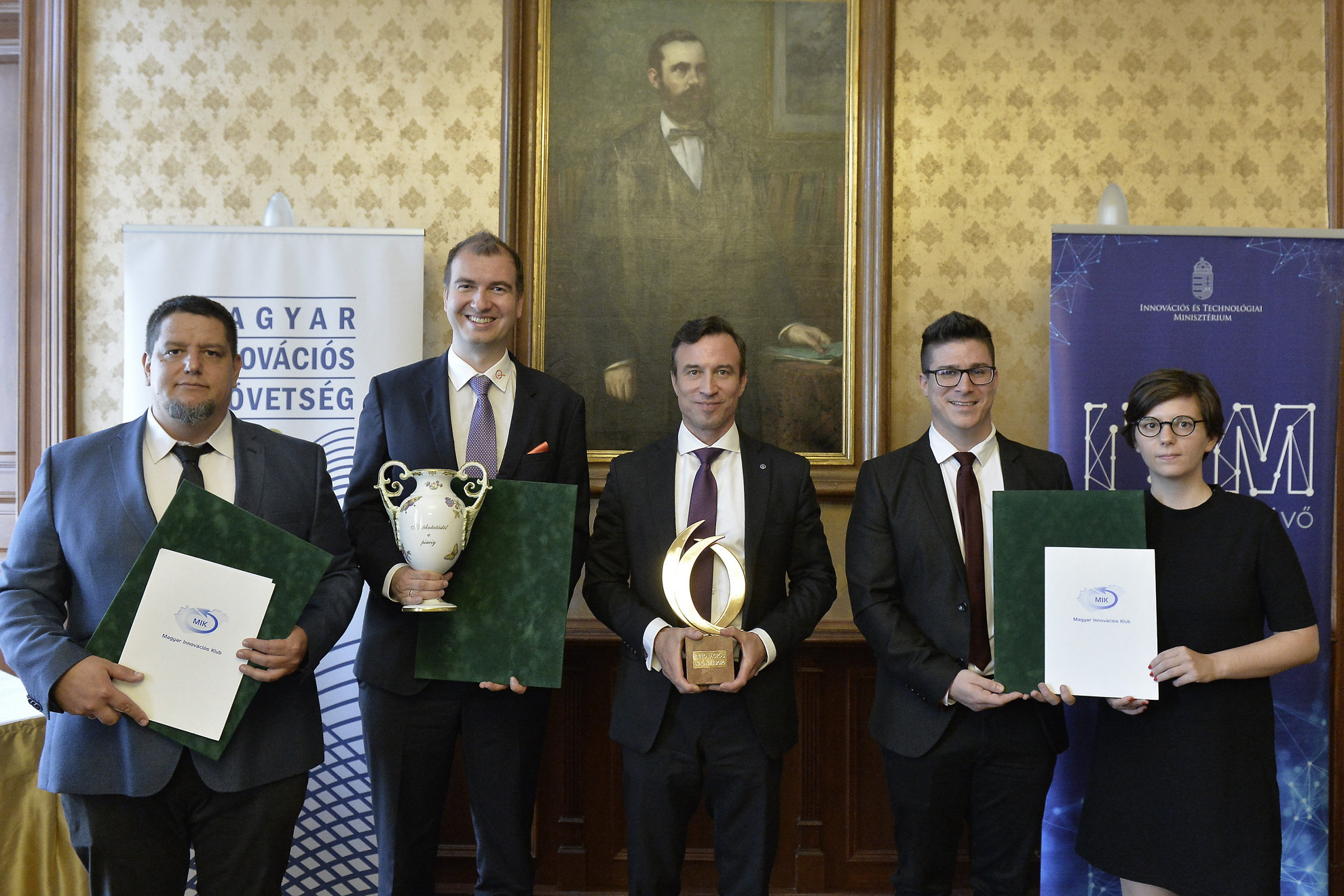 Fotó: MTI/Soós Lajos Csoportkép a kitüntetettekről, balról jobbra: Pap-Kovács Viktor, az Additive Manufacturing Technologies Hungary Kft. cégvezetője, Huszár Viktor Dénes, a TEQBALL Kft. ügyvezetője, Orbán Gábor, Richter Gedeon Nyrt vezérigazgatója, Tasnádi Ádám és Molnár Dóra, a Femmetex Hungary Kft. cégvezetői (b-j) a 2020. évi Magyar Innovációs Nagydíj és innovációs díjak átadási ünnepségén az Innovációs és Technológiai Minisztériumban (ITM) 2021. július 7-én