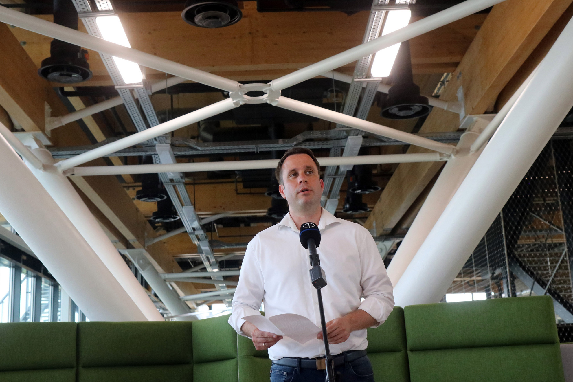 Dömötör Csaba, a Miniszterelnöki Kabinetiroda parlamenti államtitkára a Debreceni Egyetem Innovációs Központjában tartott sajtóbejárást követő sajtótájékoztatón Debrecenben 2021. július 12-én
