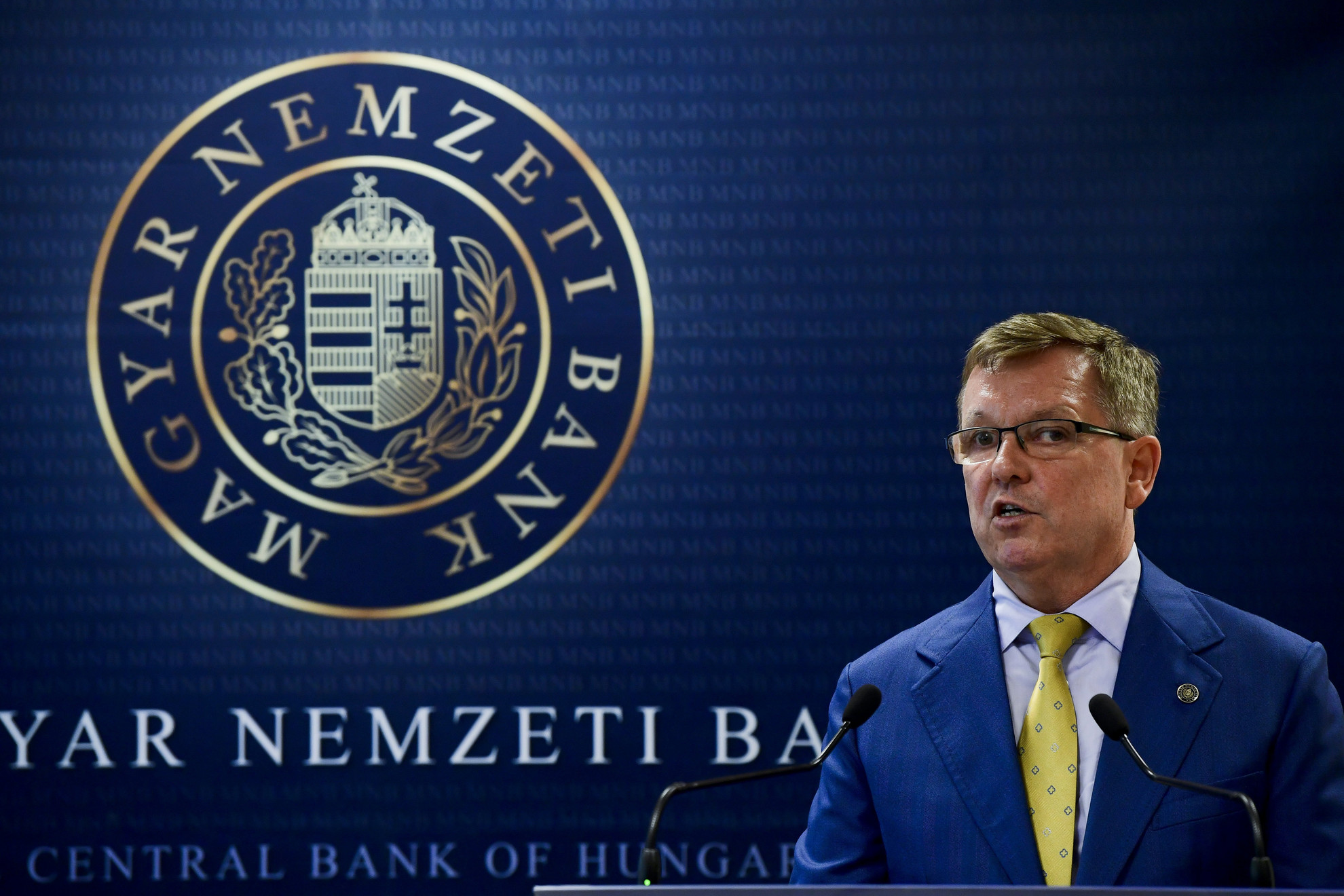 Fotó: MTI/Koszticsák Szilárd Matolcsy György, a Magyar Nemzeti Bank (MNB) elnöke sajtótájékoztatót tart Orbán Viktor miniszterelnökkel, miután a kormányfő a jegybankelnök társaságában megtekintette az MNB által őrzött aranytartalékot Budapesten, az MNB logisztika központjában