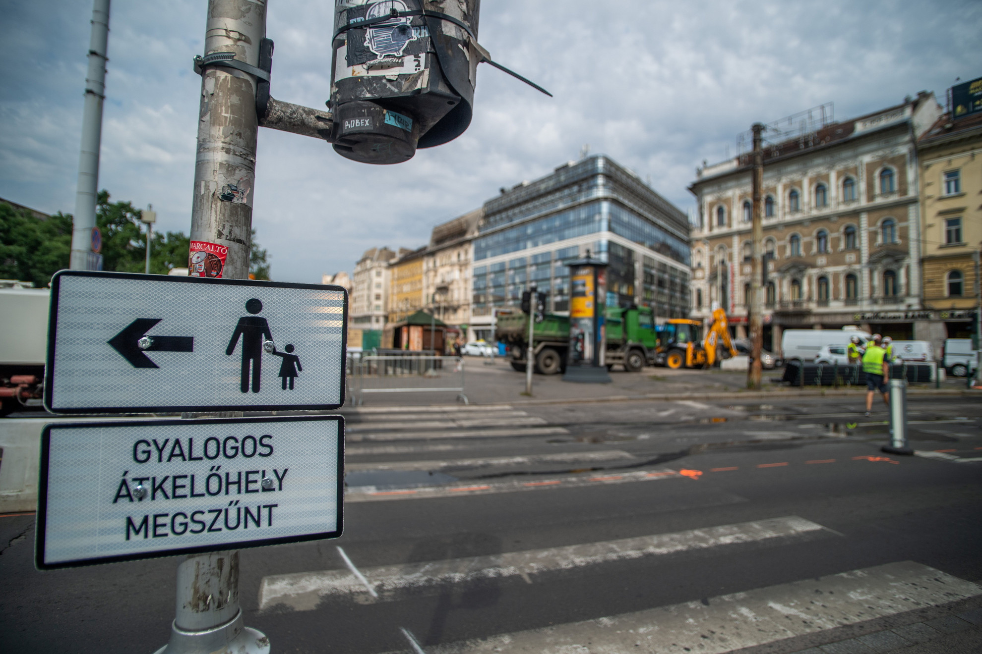 Fotó: MTI/Balogh Zoltán Gyalagos átkelőhely megszűnésére figyelmeztető tábla a felújítás alatt álló fővárosi Blaha Lujza térnél