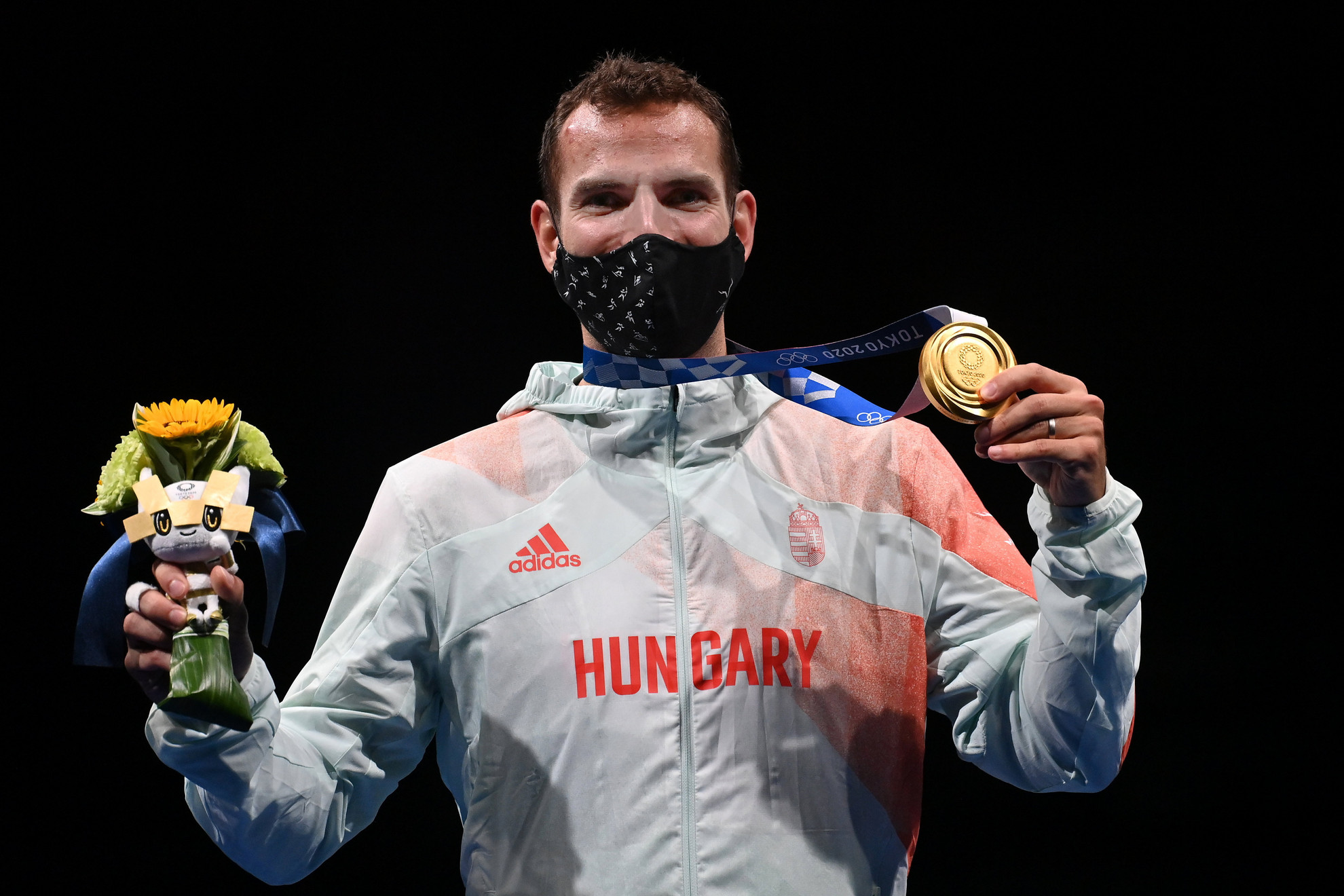Fotó: MTI/Illyés Tibor Az aranyérmes Szilágyi Áron a dobogó legfelső fokán, miután ismét megvédte olimpiai bajnoki címét a férfi kardozók egyéni versenyének döntőjében