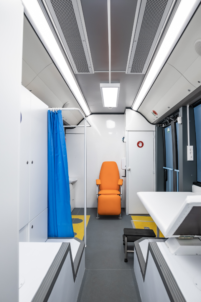A busz felszerelése bármely mobil egészségügyi ellátó eszközzel bővíthető, többek között például EKG készülékkel vagy lélegeztetőgéppel