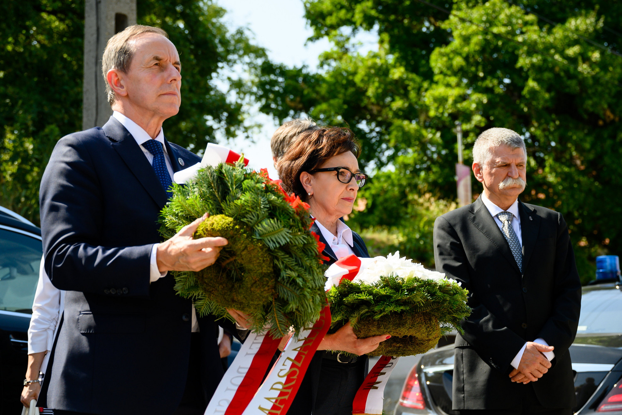 Fotó: MTI/Vasvári Tamás Tomasz Grodzki, a lengyel szenátus elnöke (b) és Elzbieta Witek, a lengyel Szejm elnöke (k), valamint Kövér László, az Országgyűlés elnöke (j) megkoszorúzza a II. világháborús lengyel menekültek által állított Szűz Mária-szobrot