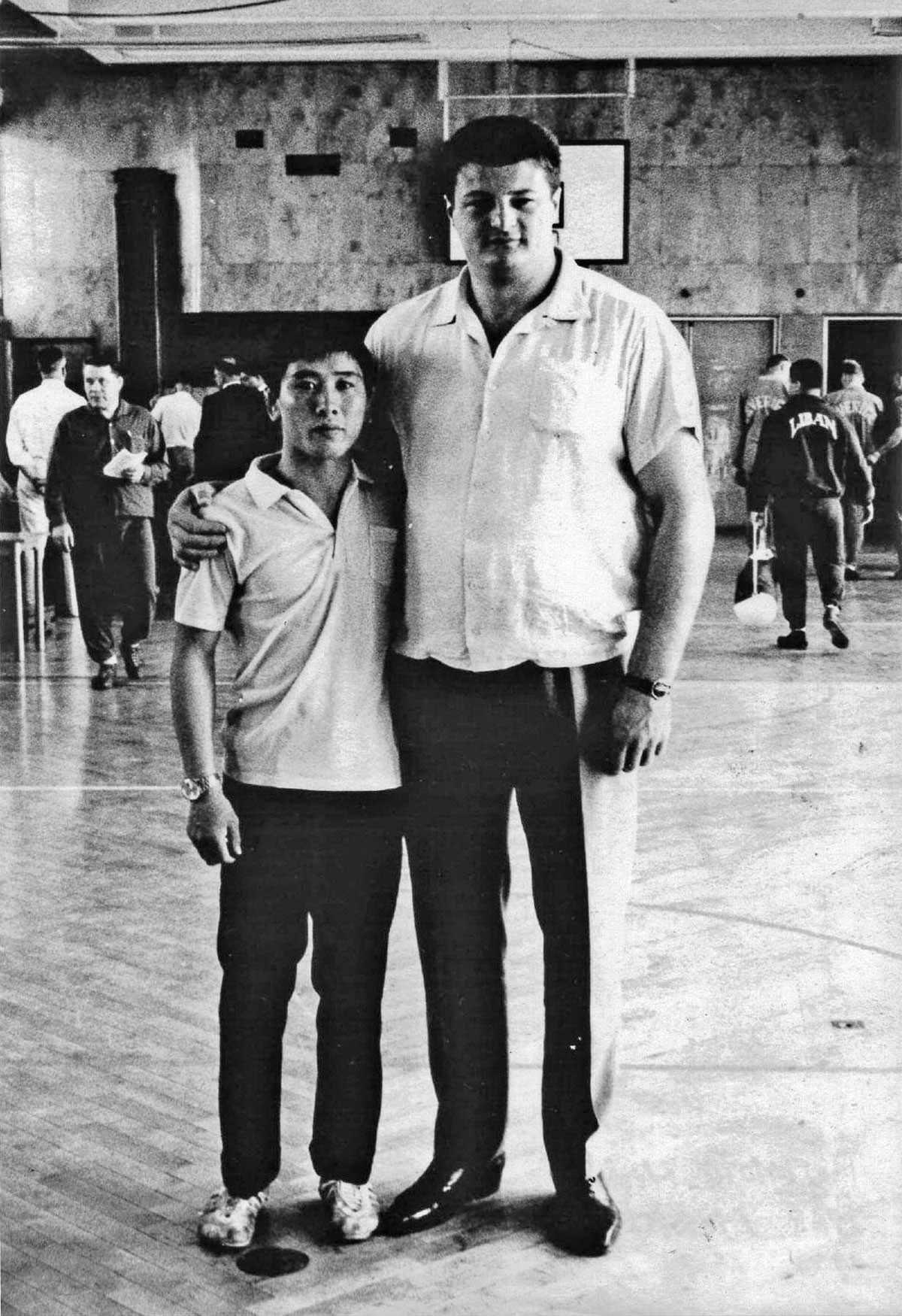 A legendás Kozma Pici mindig és mindenhol könnyen barátkozott. Arra sem volt nehéz rávenni, hogy japán birkózótársával összeálljon a fotó kedvéért. Fudzsimoto Hideo legjobb eredménye egy olimpiai ezüstérem Mexikóvárosból
