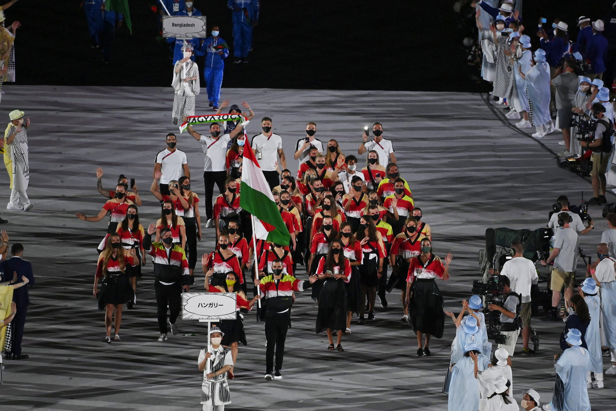 Fotó: MTI/Kovács Tamás Mohamed Aida hétszeres olimpikon, világbajnoki ezüstérmes, Európa-bajnok tőrvívó és Cseh László olimpiai ezüst- és bronzérmes, világ- és Európa-bajnok úszó viszi a nemzeti zászlót a magyar csapat élén