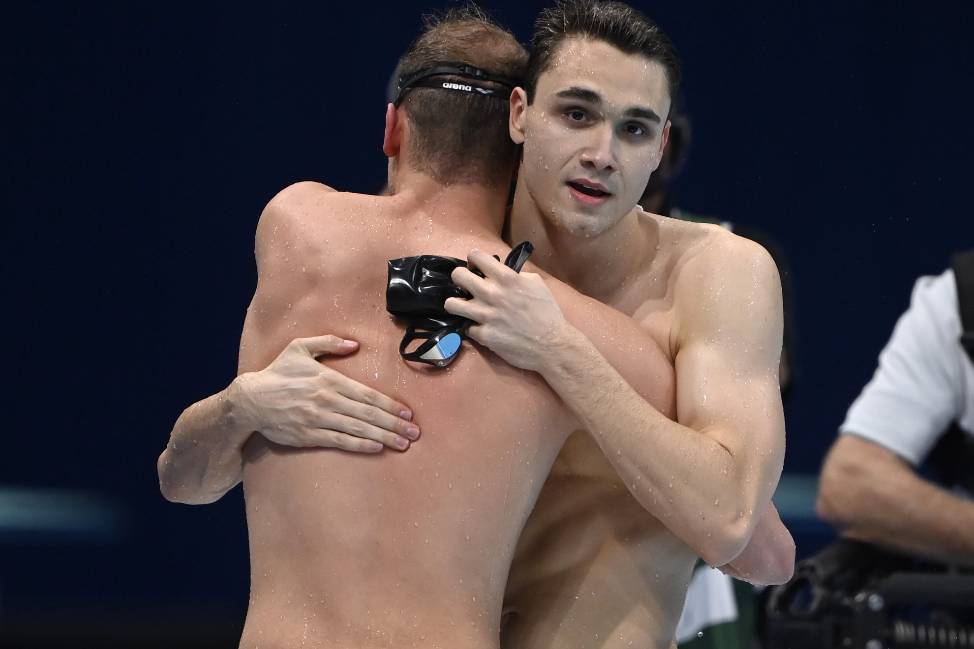 Milák Kristóf és Kenderesi Tamás (háttal) a 200 pillangó olimpiai döntő után