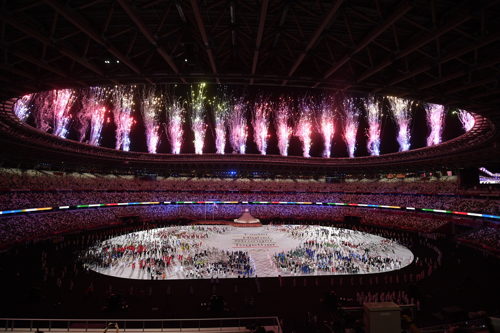 A XXXII. nyári olimpiai játékok nyitóünnepsége a tokiói Olimpiai Stadionban